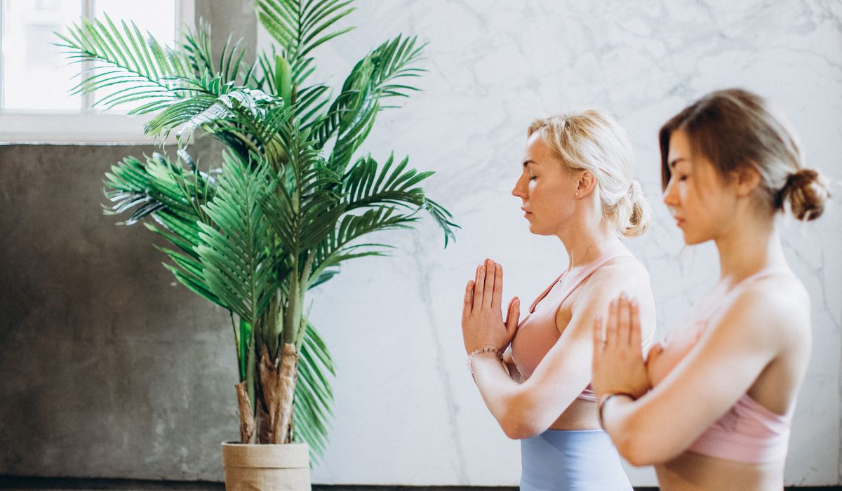 Mujer practicando yoga al aire libre